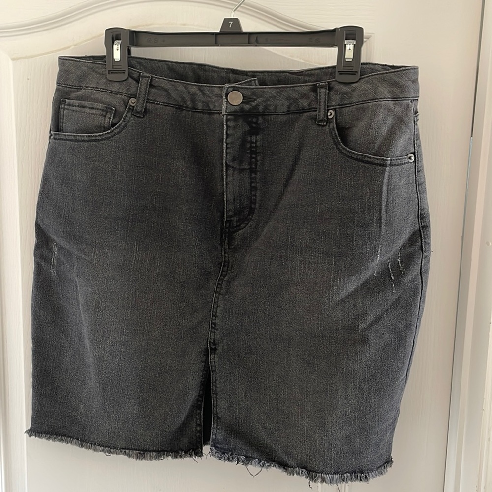 Women’s 14 faded black denim skirt